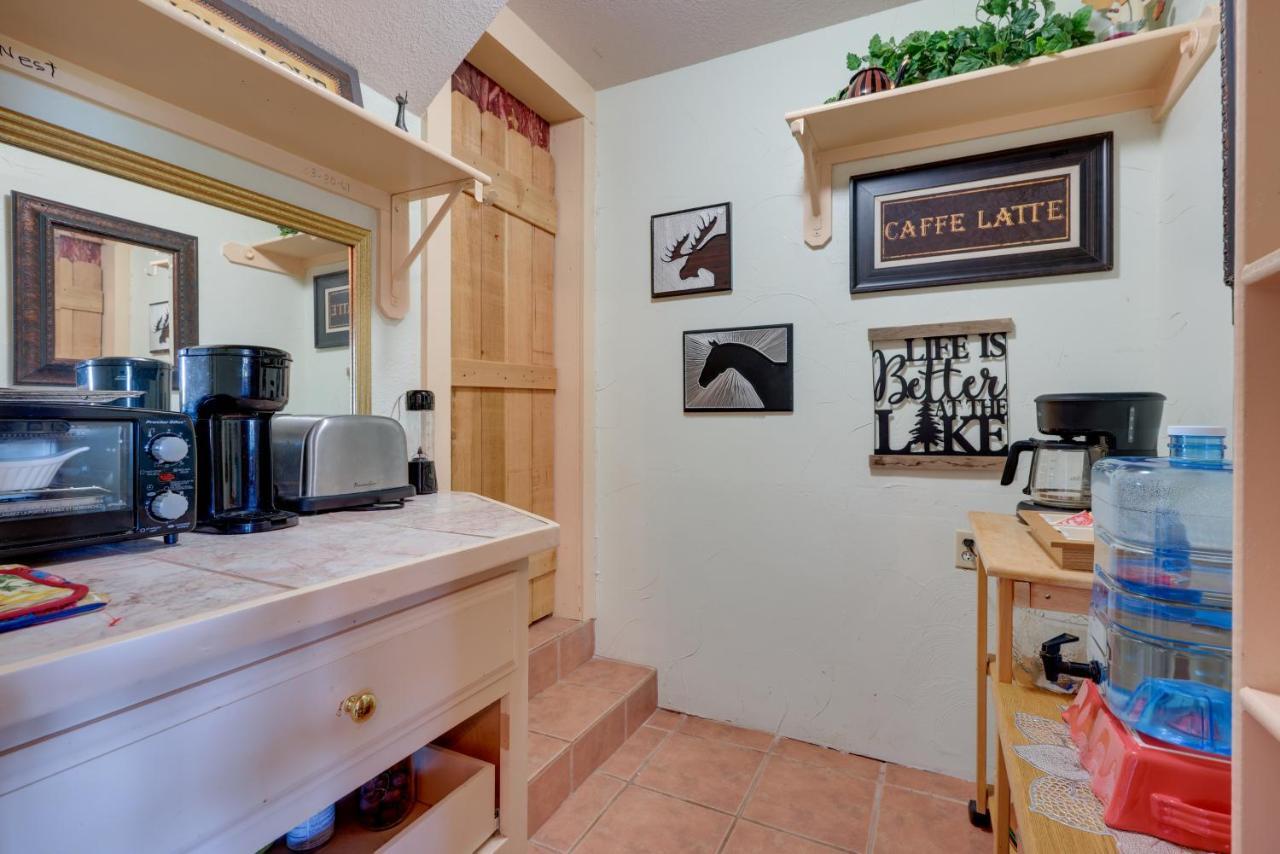 Exotic Home With Patio And Grill Walk To Canyon Lake! المظهر الخارجي الصورة